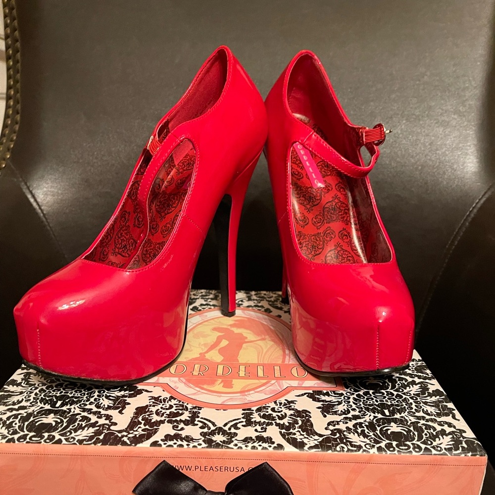 NIB Sexy Red Bordello Pinup Heels